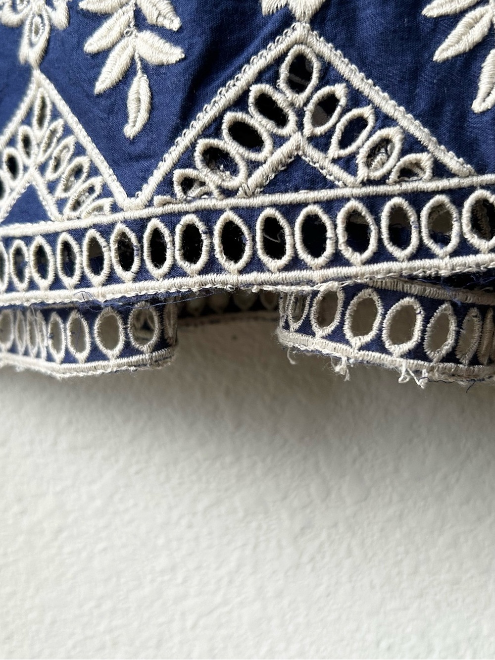 Rare Sea New York Navy Blue Cream Crochet Eyelet Lace Zippy Short Sleeve Top M - Picture 10 of 15